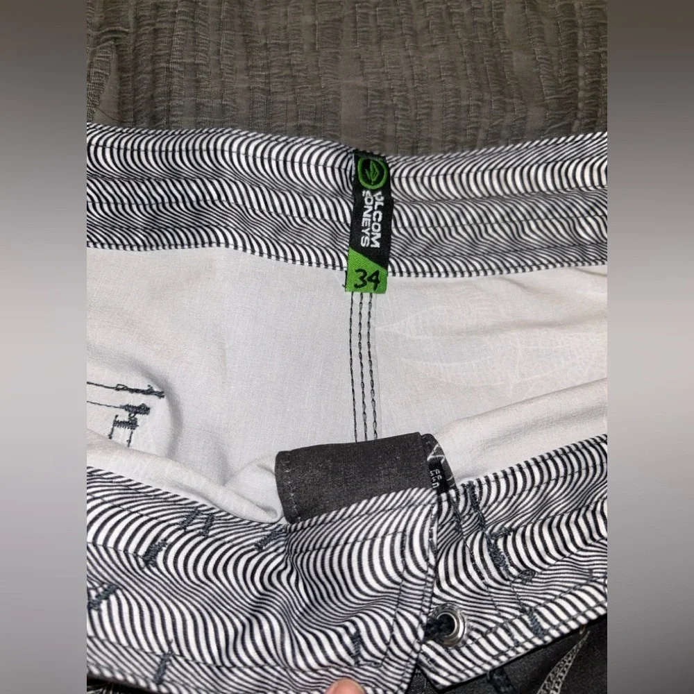 Volcom Men's Charcoal Leaf Pattern Board Shorts